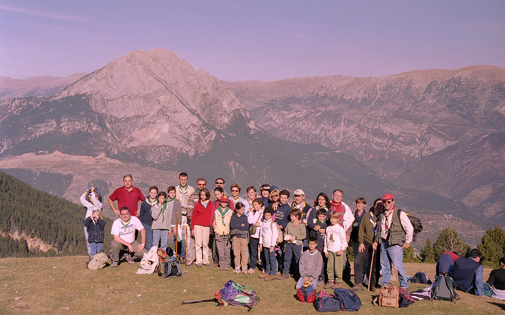 Hem deixat el bosc i la pujada continua forta per el prat. La vista ja es esplèndida.