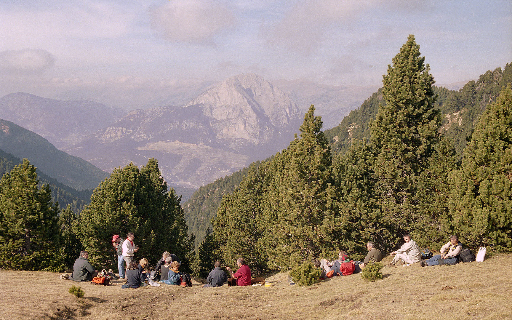 L'hora de dinar, el vent era fred i alguns van buscar la protecció del començament del bosc. Sempre al fons el Pedraforca.