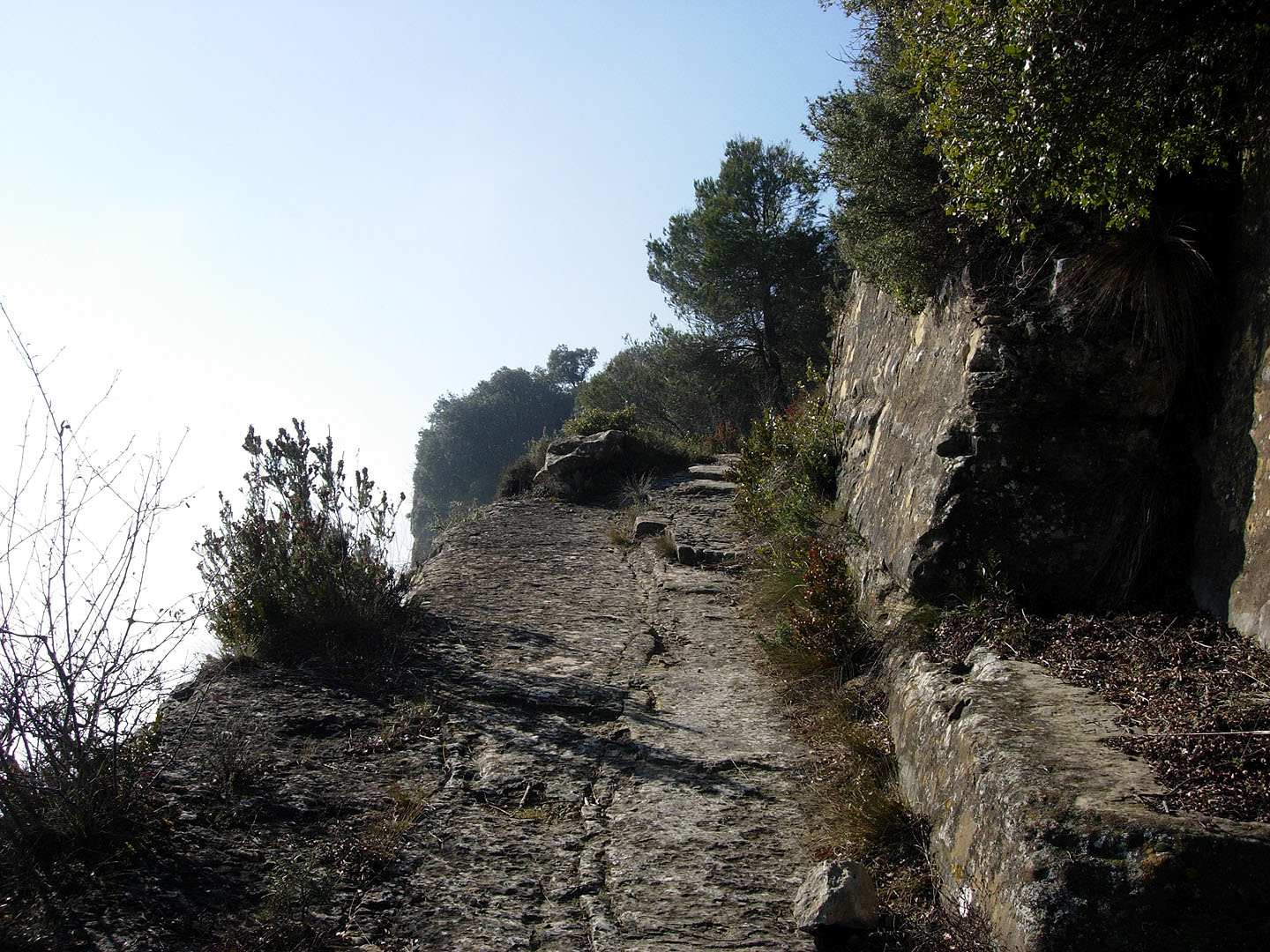 En algun lloc l’amplada del corriol, entre la roca i el precipici era d’una mica mes d’un metre. Amunt bona vista dels cims que ens esperaven. A baix la boira.