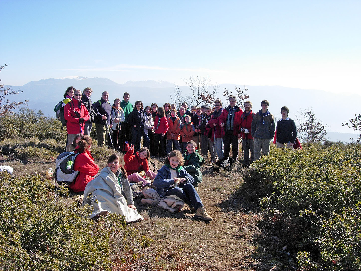 Ja som al cim. Ara el camí seria planer tot seguint la carena. Havíem fet un desnivell de 450 metres sense notar-ho. Encara que no tots havien arribat, férem la foto de grup mentre els petits descansaven.