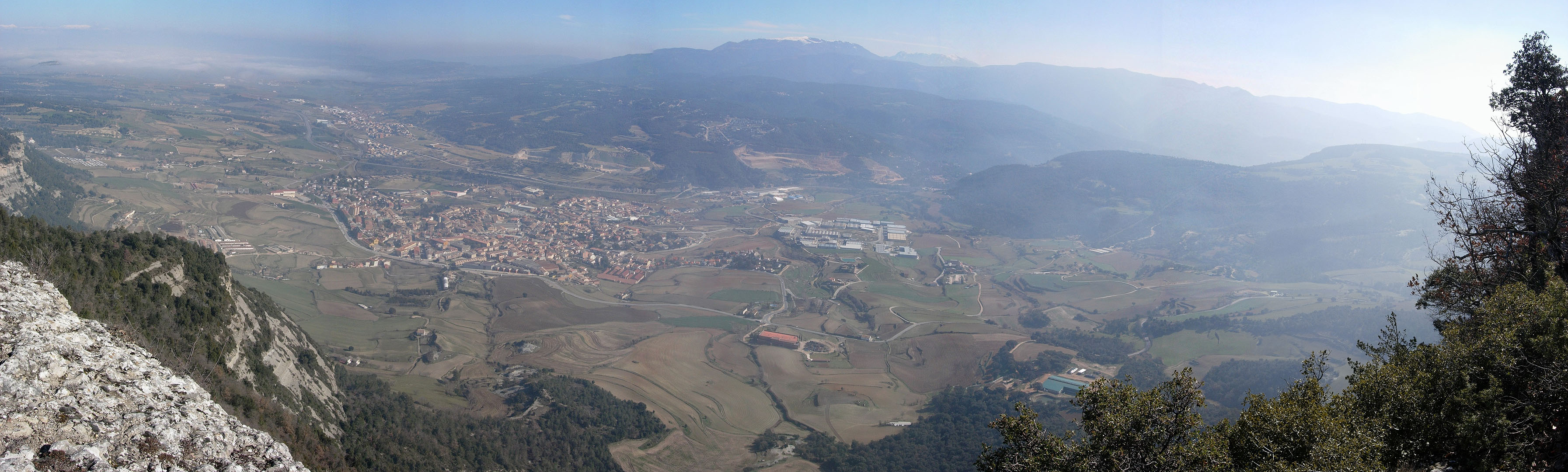 Tots el punts de la carena tenien una vista molt maca. Aquí hi ha una panoràmica per enveja dels que no van venir. Des del Pirineus nevat fins al castell de Tagamanent, passat per tot el Montseny també una mica nevat. A baix, 450 metres a sota, Centelles, Balenyà, etc. Darrera nostre el pla.
