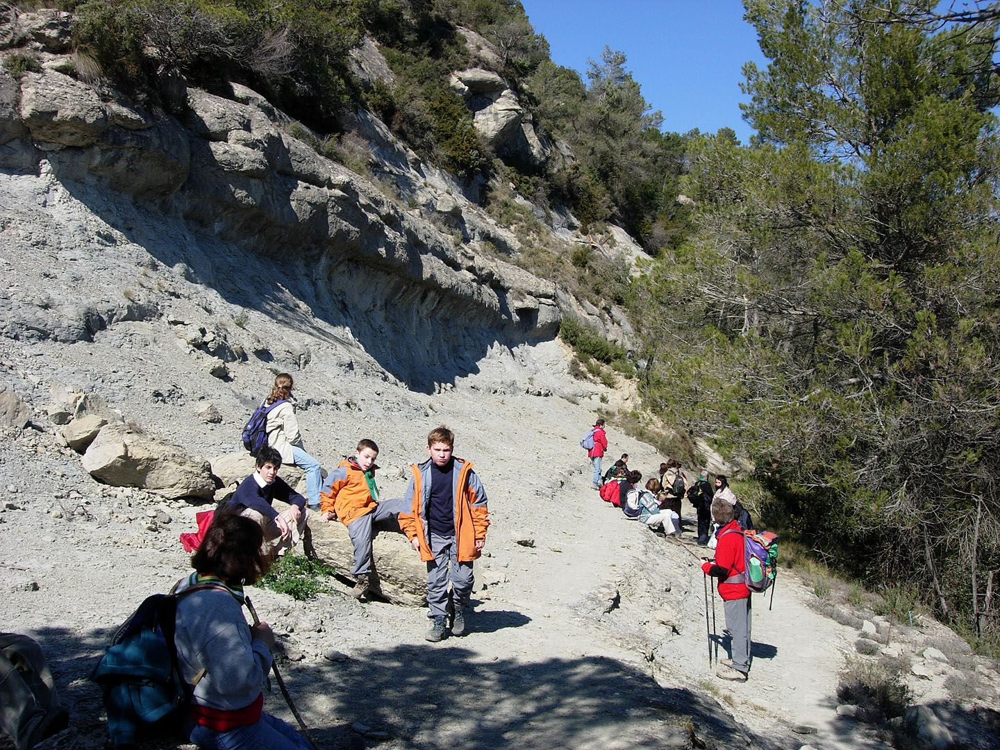 Ja hem arribat a baix i caminat mes o menys horitzontalment una bona estona. Vam passar per una formació rocosa que s’anomenava “El cul de la geganta”. Aquí estem descansant sota “La tortuga” que és la roca al mig de la foto a dalt.