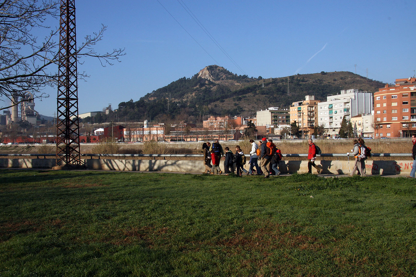 Feia molt fred quan varem baixar de l’autocar. Esmorzàrem al costat del riu en una zona d’esbarjo. En alguns llocs la gebra encara cobria l’herba, i no poguérem seure. En aquesta foto ja comencem a caminar després d’esmorzar.