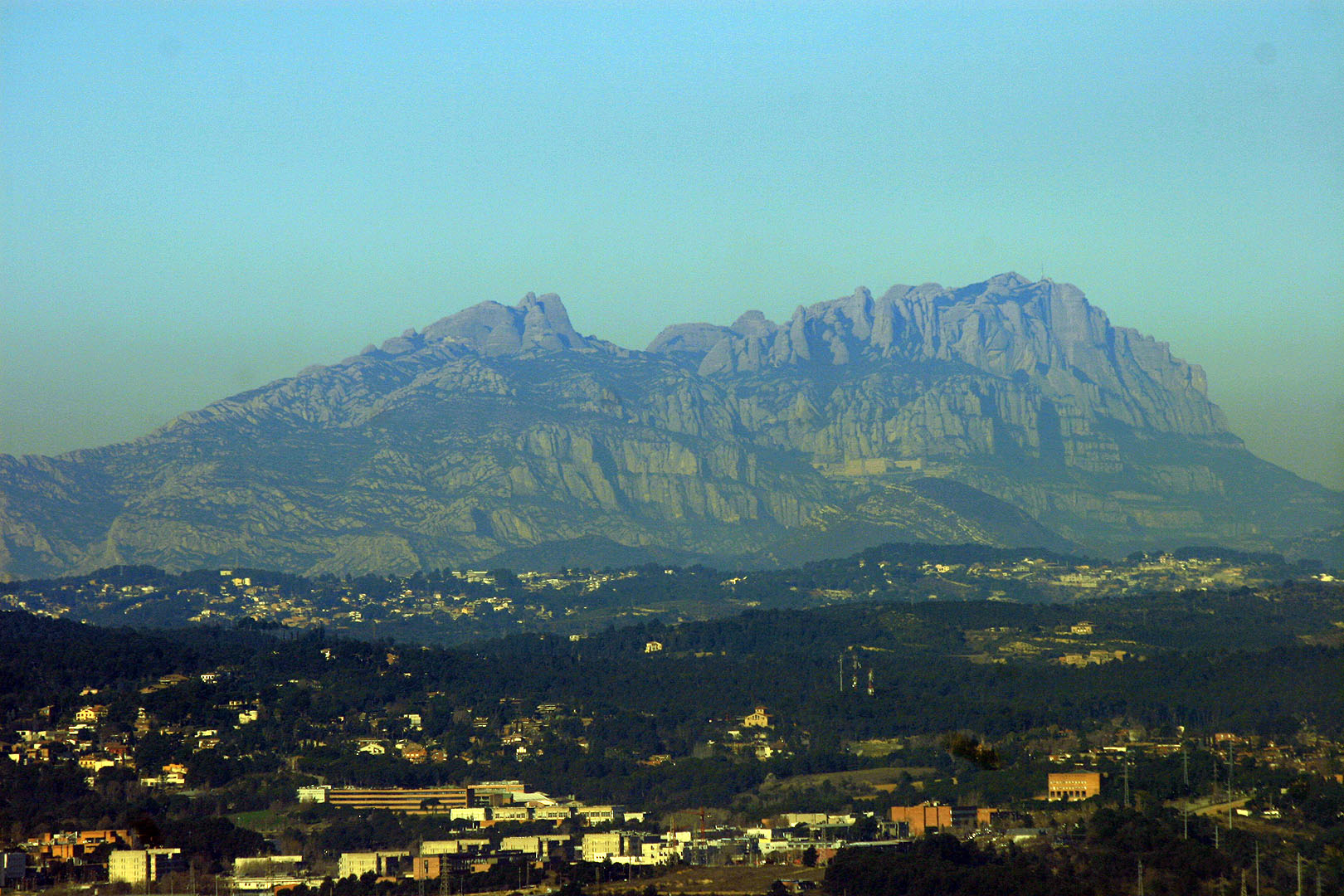 Allà al fons la muntanya de Montserrat.