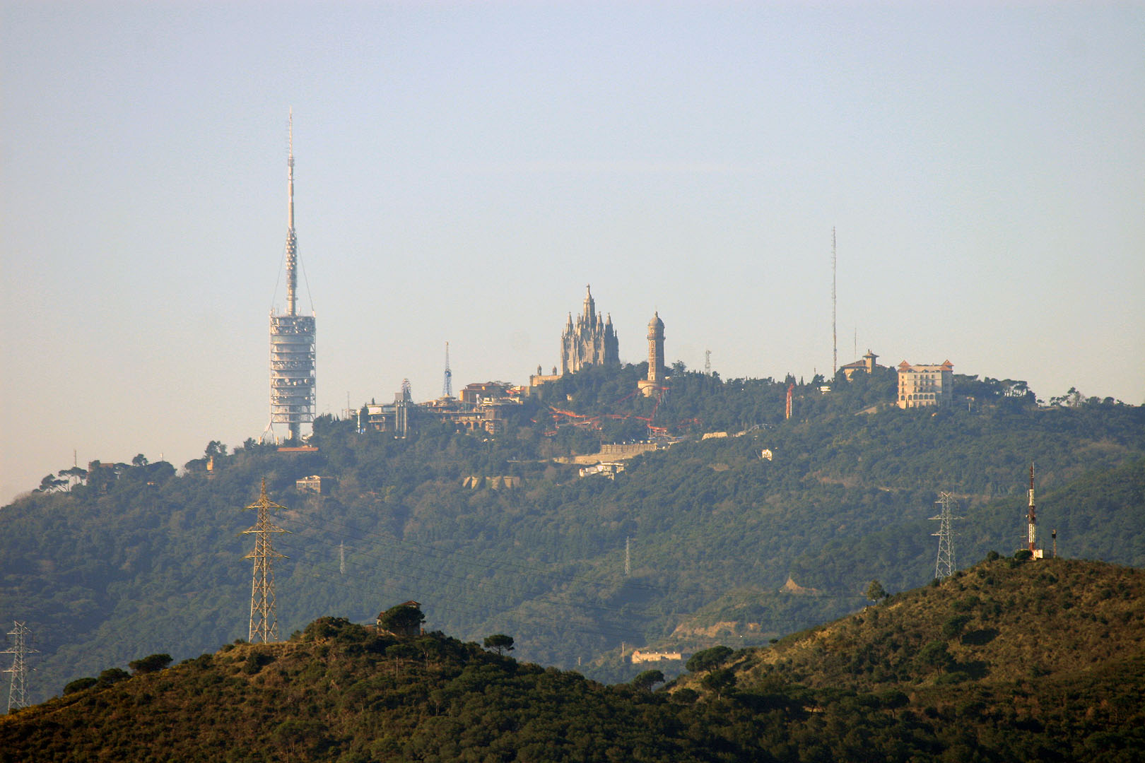 Més a prop també es veu el Tibidabo. Casi es pot veure algú dalt de la talaia.
