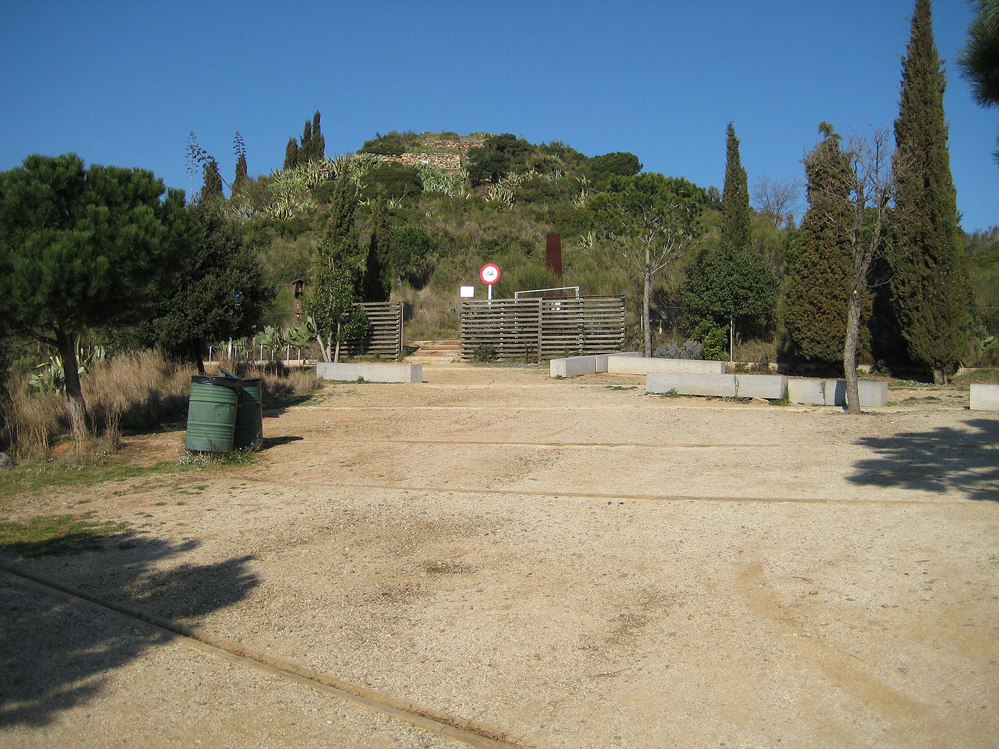 Seguirem planejant pel corriol i arribàrem a l’entrada. No el varem visitar per que ens hauria dut massa temps i la excursió era llarga.
