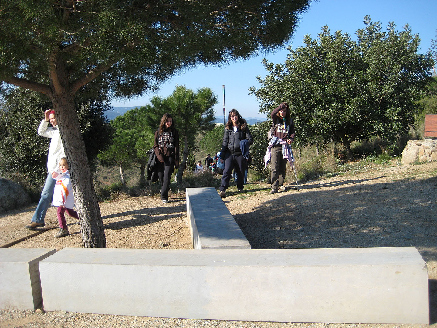 Els últims van arribant. Els primers esperen en el mirador per fer una foto de grup.