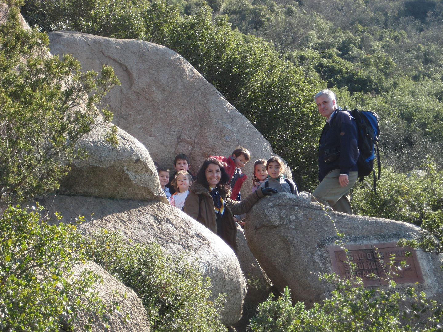 He aquí el dolmen: La cova d’en Genís. El lloc era estret i un cop vist havíem d’anar deixant lloc per tothom el pogués veure.
