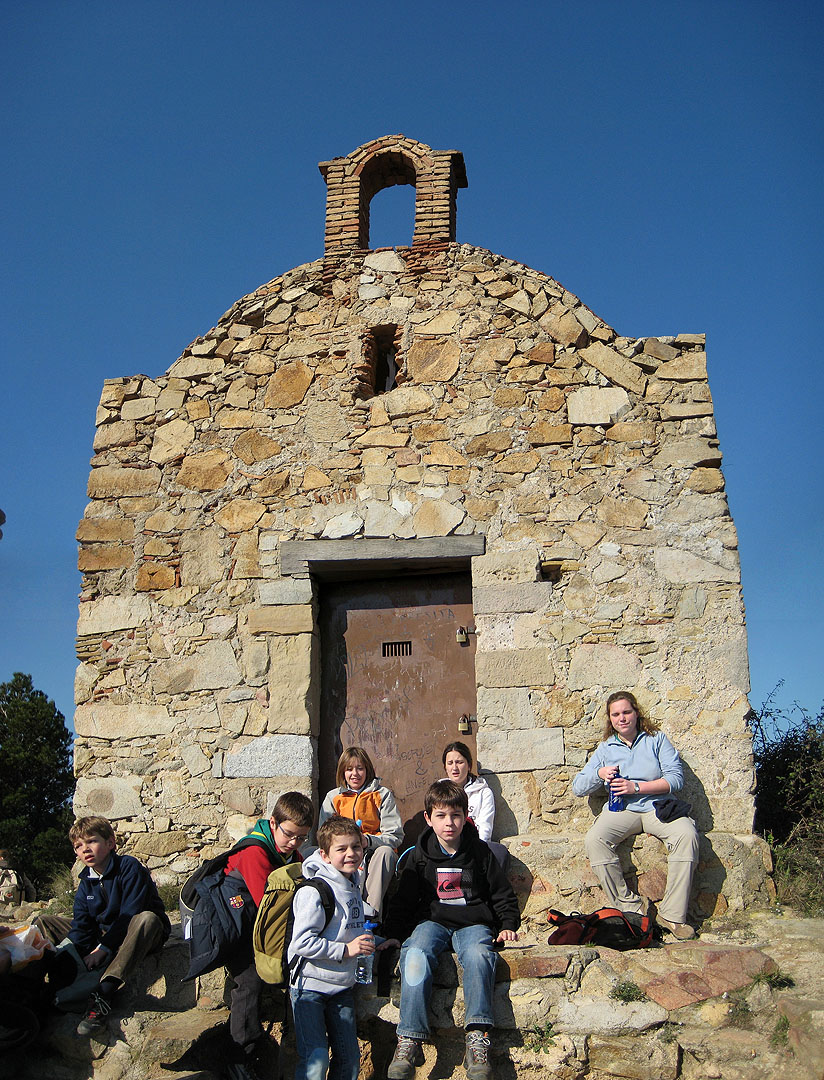 Petit descans per fer un mos davant de la porta. S’hi estava be prenent el sol.