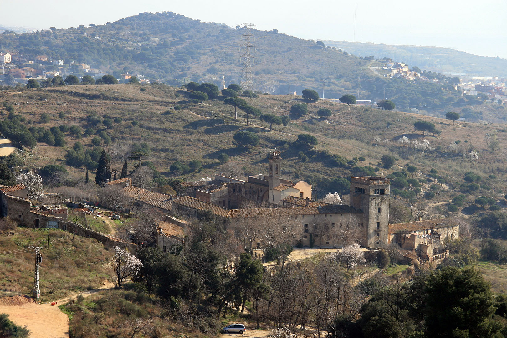Des de la mateixa ermita en Joan va fer aquesta foto del Monestir de Sant Jeroni de la Murtra, on els reis Catòlics van rebre a Colon al seu retorn d’Amèrica.