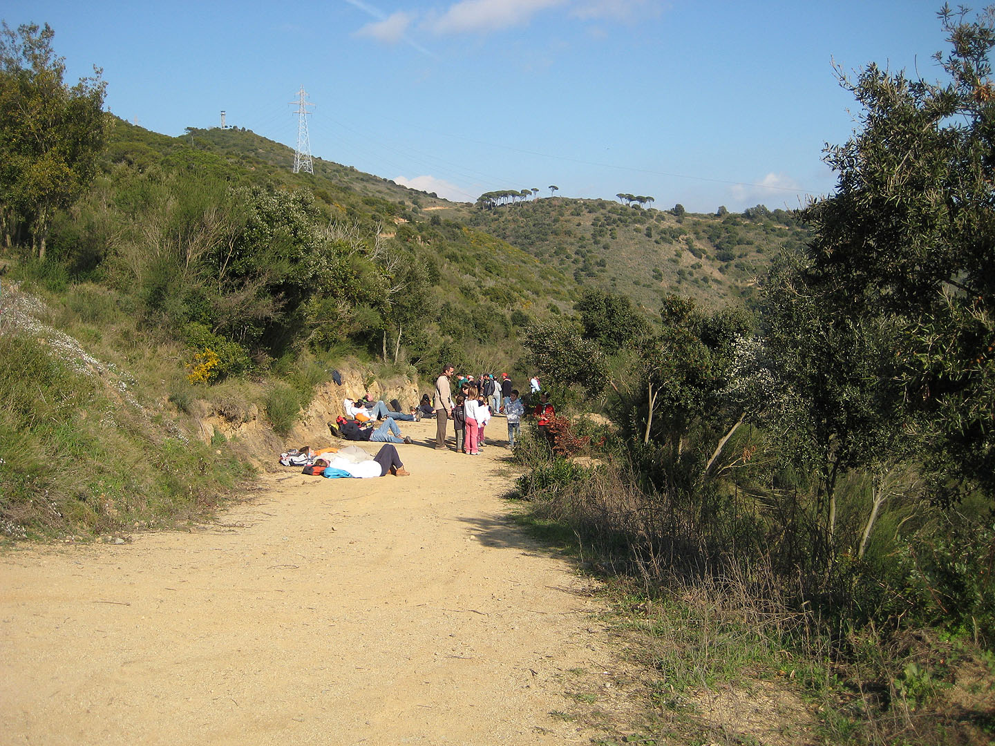 Al fons, a dalt, es veu la torre de vigilància on varem dinar en la excursió del 18 de Desembre de 2004. El Turó d’en Galceran.