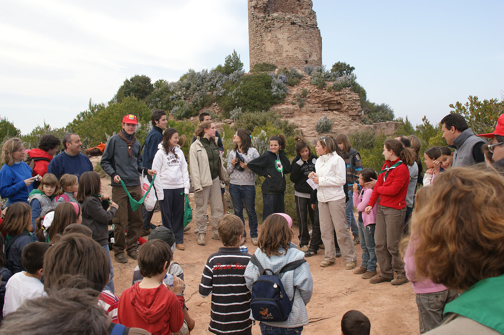 Toca l’hora de començar el repartiment de fulards pels quilòmetres acumulats. Sentim no tenir les fotos de tots ells.