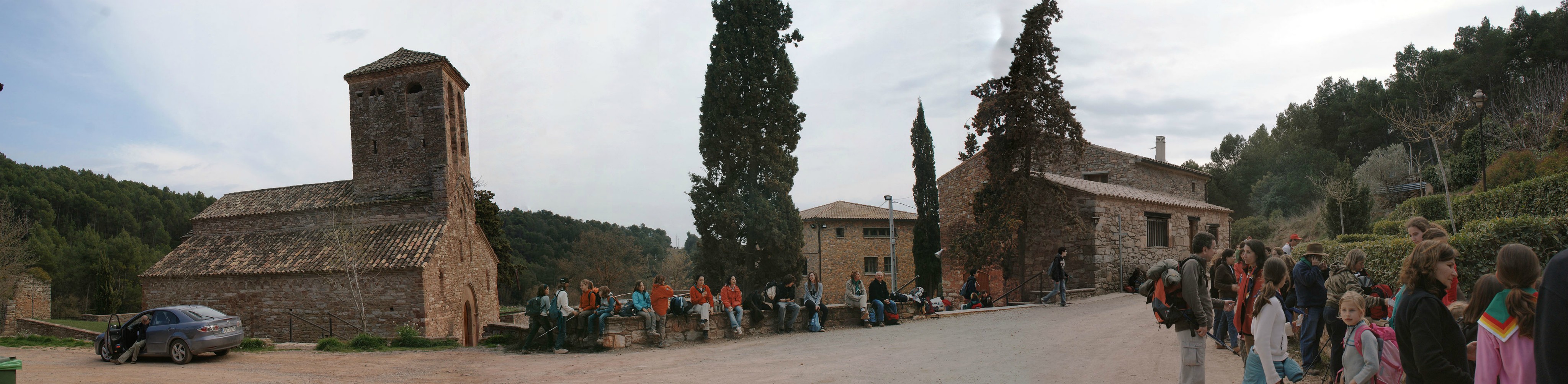 Altres esperàvem asseguts a fora. El temps era molt bo i s’hi estava força be. Aquí es veu una vista general del poble i la bonica església romànica.