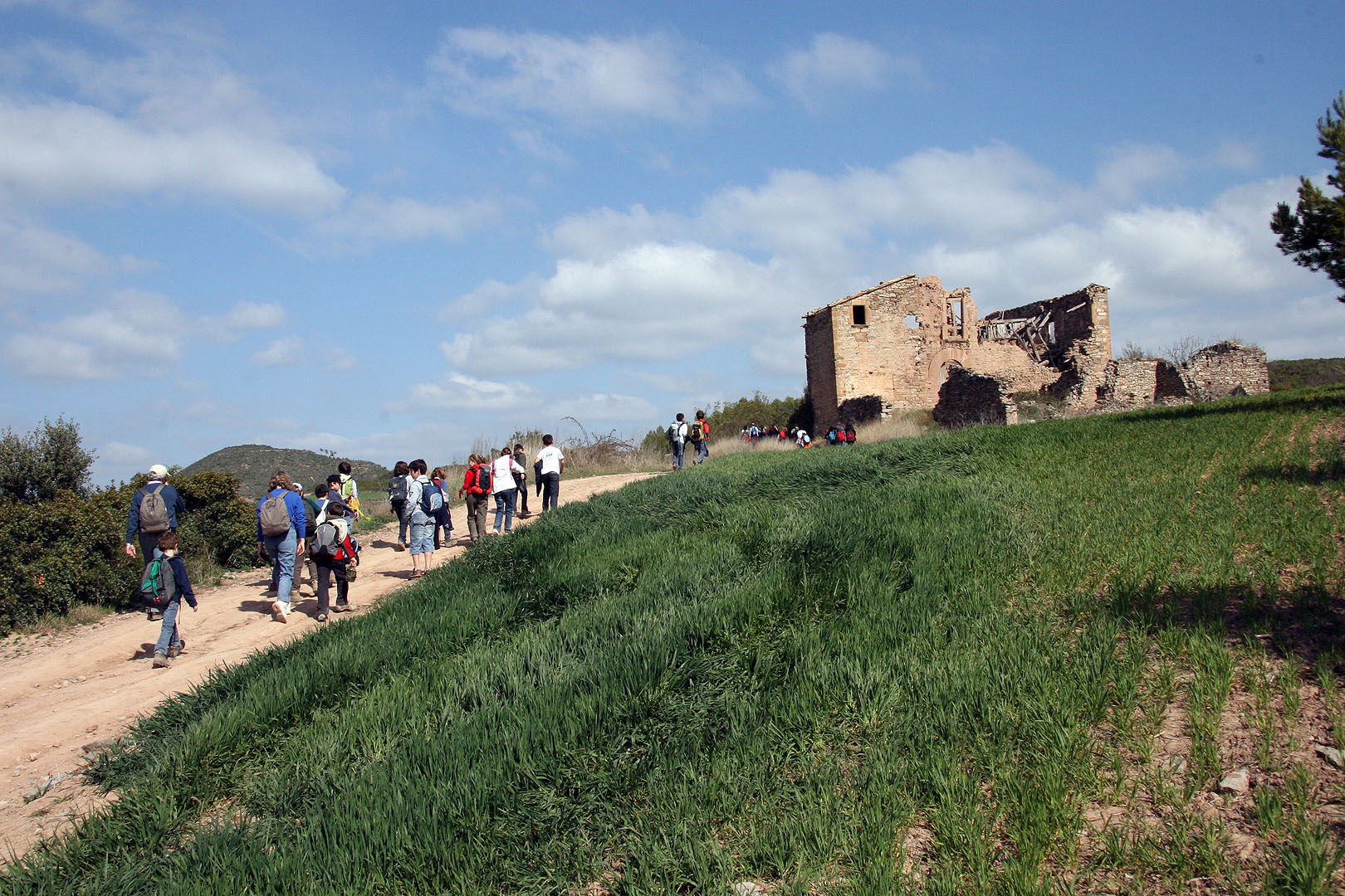 La masia en ruïnes que havíem vist des de lluny. Ja hi arribem, però encara queda un bon tros de pujada.