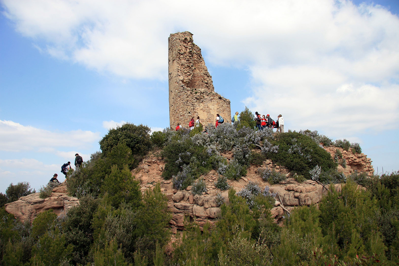 Després d’agafar un desviament curt, els primers ja en arribat a la encimbellada Torre dels Moros.