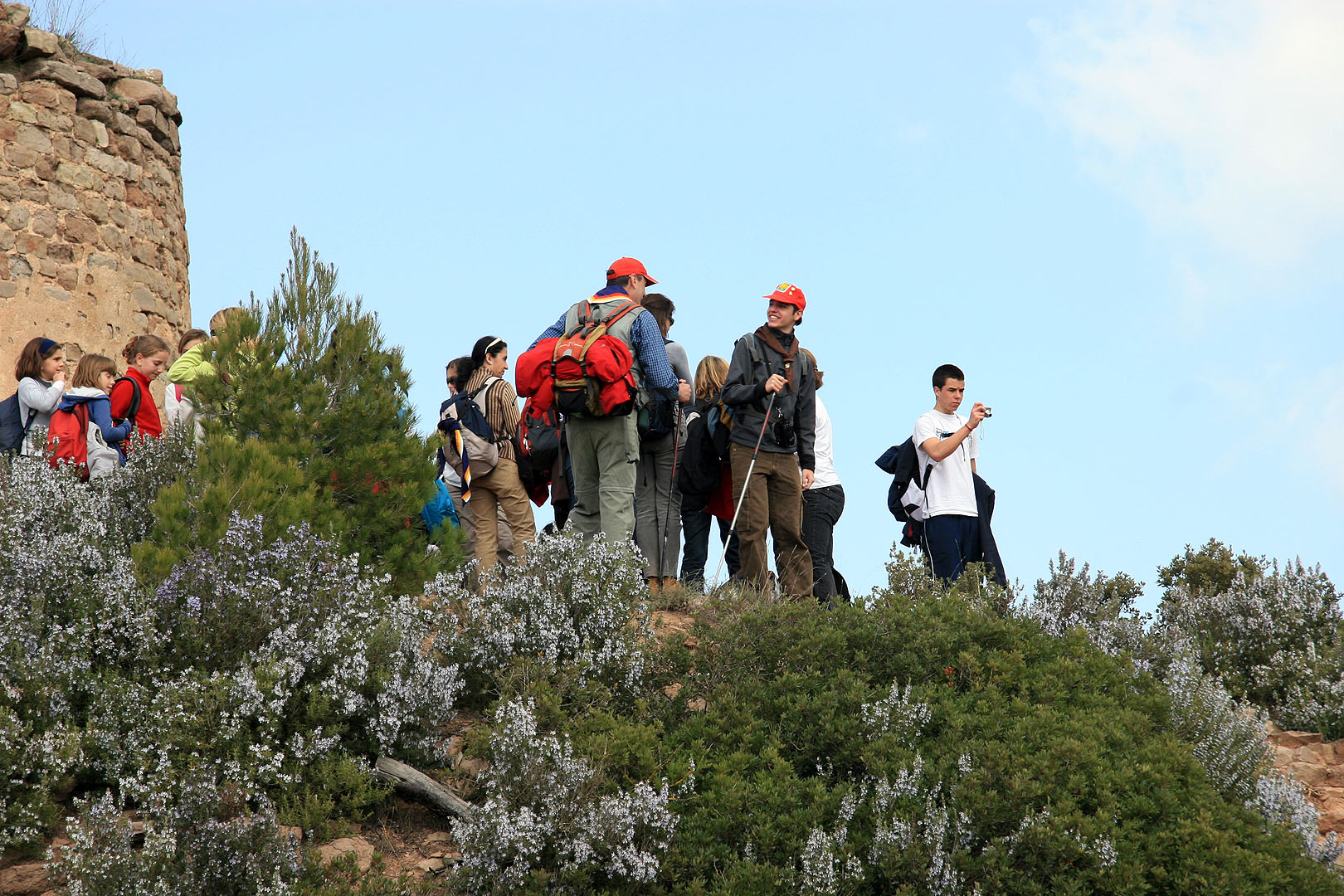 Joves i grans contemplen el paisatge des del peu de la ruïnosa Torre.