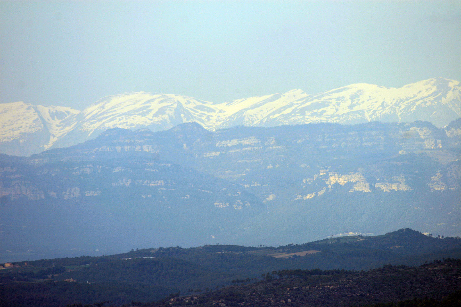 Al fonts, molt lluny la serra del Cadí nevada s’endevinava entre una atmosfera embromada.