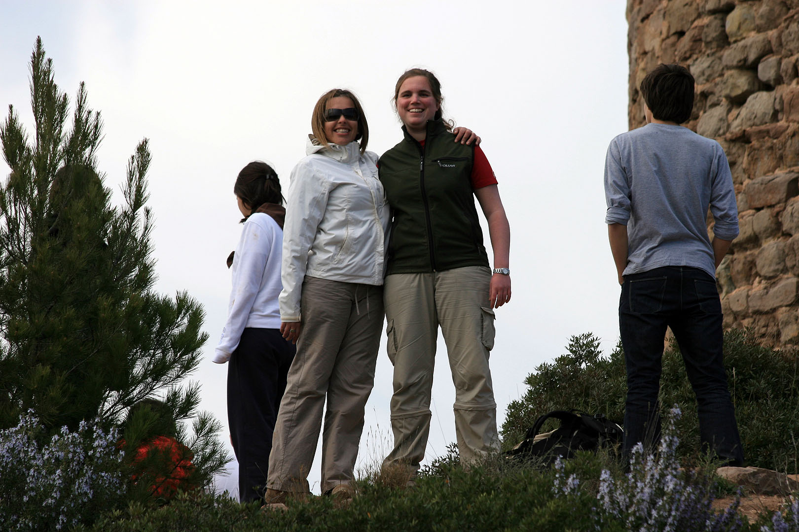 Els Monitors es reuniren al peu de la torre per preparar la estada en l’alberg per la nit i l’endemà. La Cristina i la Mª del Mar saben que els hi fem la foto i s’hi posen be.