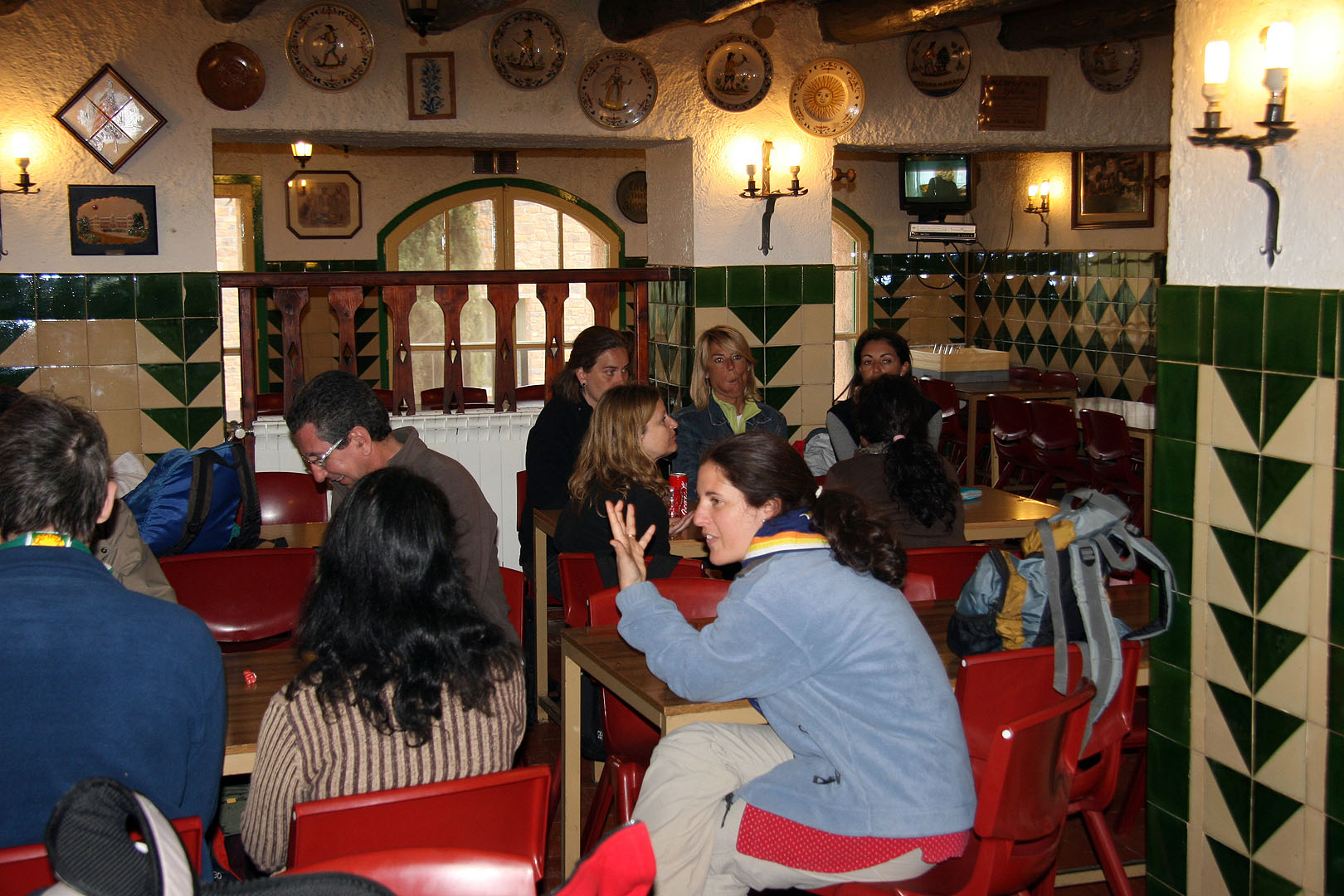 Mentre els monitors organitzaven les habitacions i els grans fèiem temps per no arribar abans d’hora a Barcelona, preníem alguna beguda en el bar.