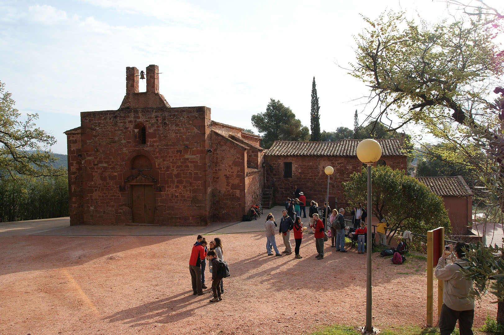 Els que no varen baixar al restaurant a prendre un cafè, gaudiren d’una temperatura agradable al costat de la ermita de Brugués.