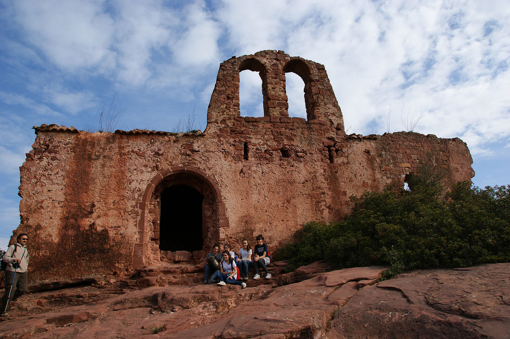 Mes endavant hi havia un desviament per pujar al castell. No estava previst visitar-lo, ja que quan es va preparar la sortida, estava tancat per obres. Sortosament  aquest dia estava obert. Mentre alguns descansaven, la majoria va optar per pujar a visitar-lo. Aquí descansen els primers en arribar. És l’antiga església del castell.
