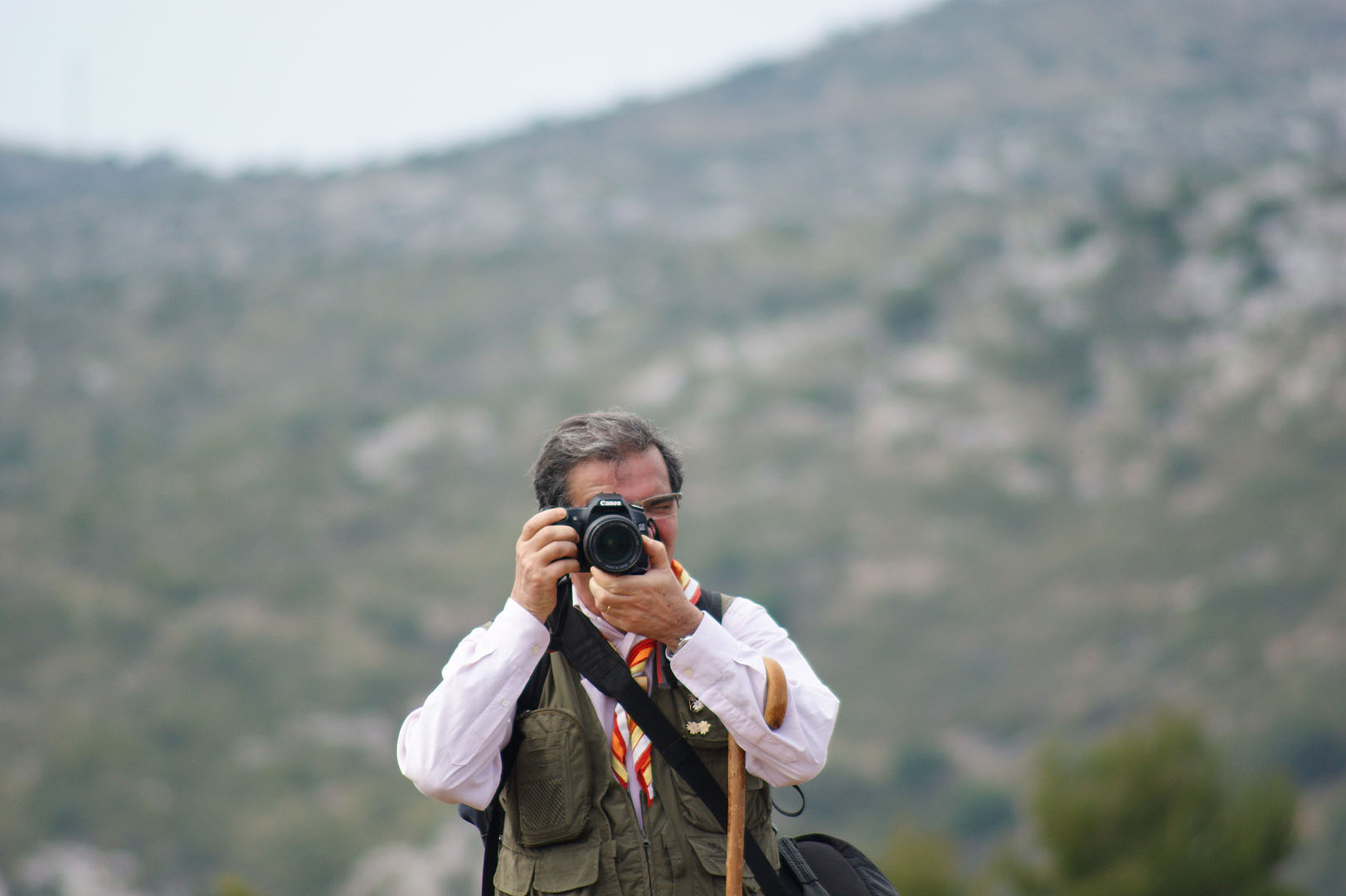 En Joan prenent fotos de tot allò que es posa a l’abast del seu objectiu. Amb la seva traça i la bona càmera, li surten un munt de vistes molt boniques.
