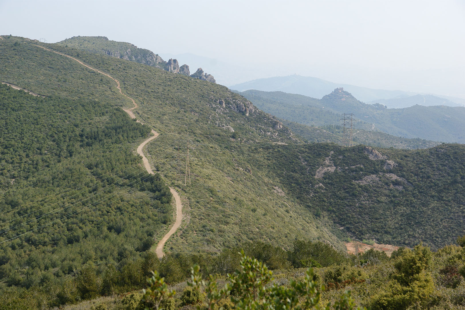 Mirant enrere des de l’ultima pujada que faríem (cap el cim de La Morella) veiem la pista que havíem baixat.