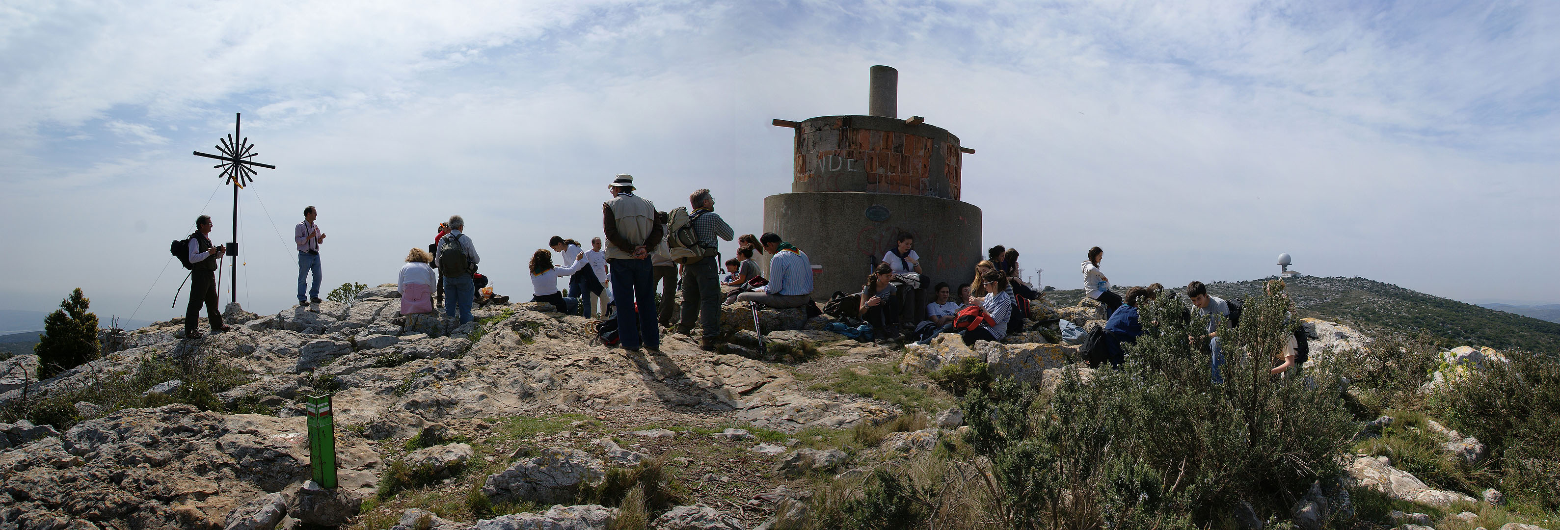 Ja som al cim. Descansem al peu de la fita geològica, on ja hi havíem estat el 16 de gener de 1993 venint de Begues.