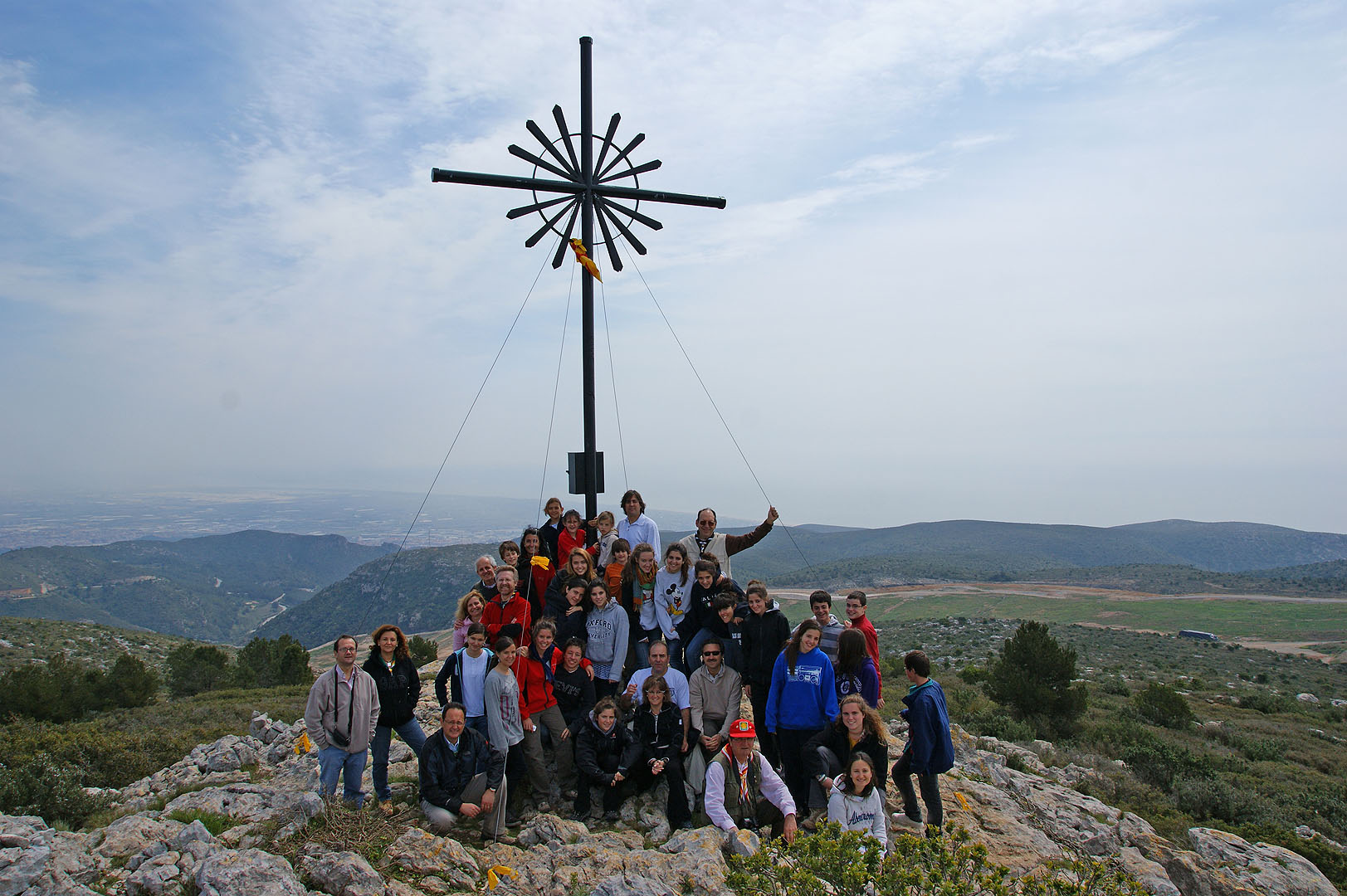 Foto de grup al peu de la creu.