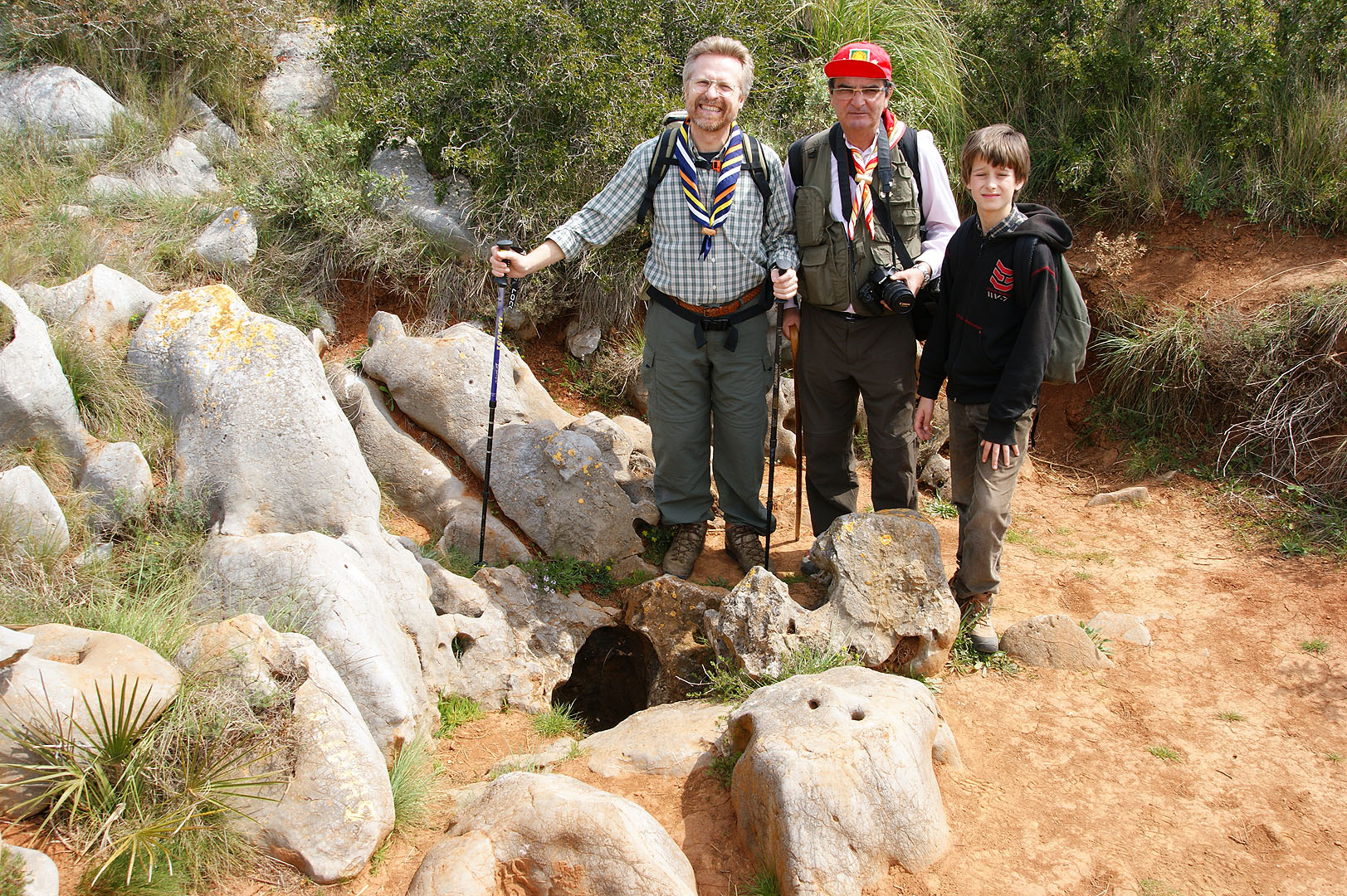 A vegades al bell mig del camí, a vegades en una petita desviació, veiem mostres de la multitud d’avencs que poblen el macis. Aquestes formacions càrstiques poden donar un ensurt perillós si no anem en compta, ja que poden tenir desenes de metres de profunditat.