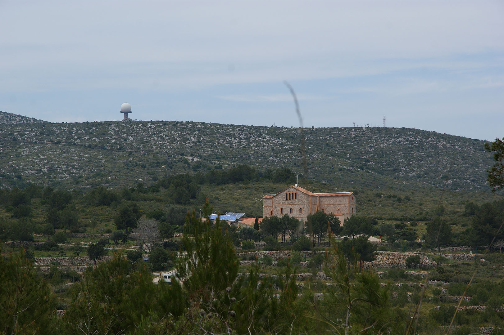 Abans, però, una mirada enrere veient La Pleta on havíem dinat, i ,al fons, el radar per on havíem passat el matí.