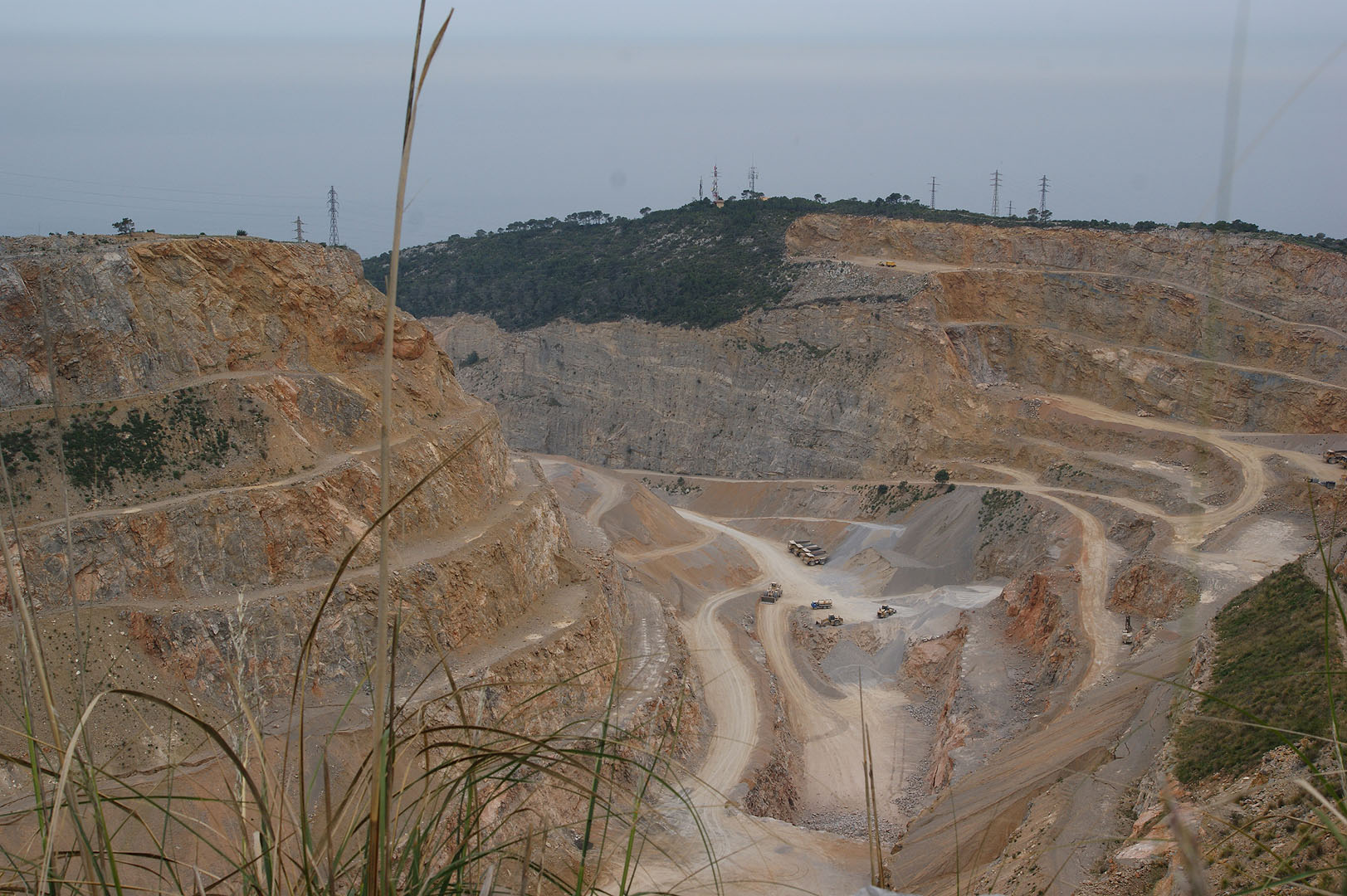 Més a prop es veu la gran quantitat de pedra treta. És la matèria prima per fer ciment.