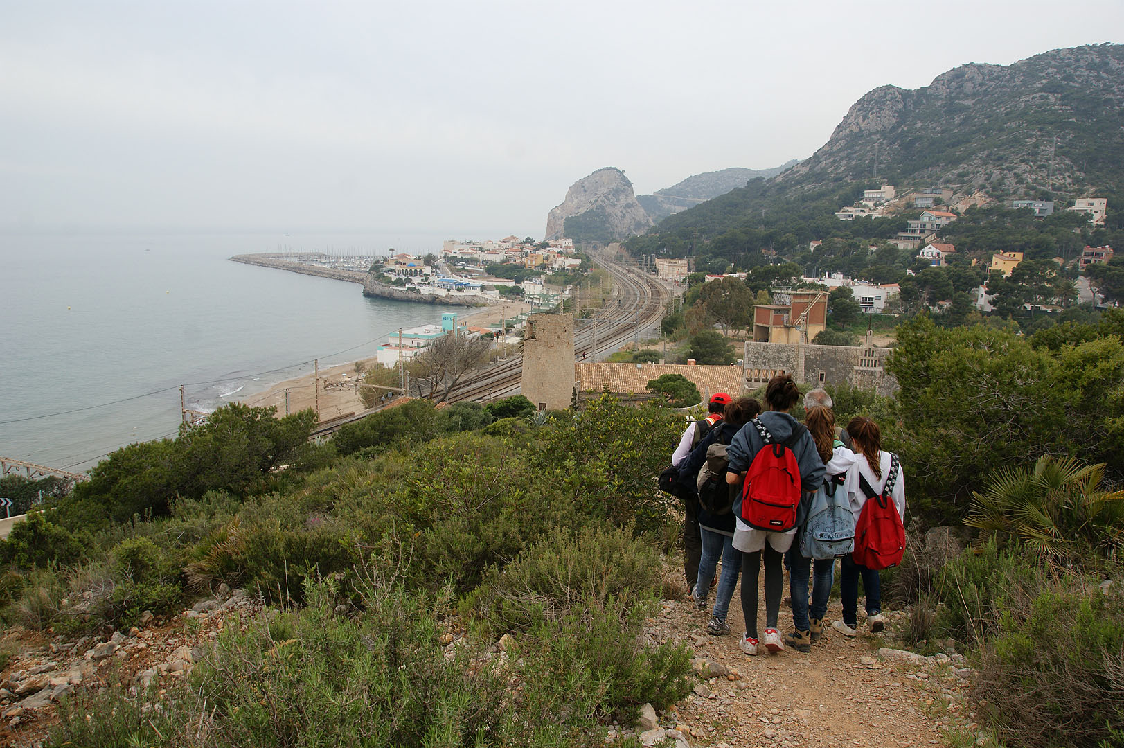 Força agrupats fem l’última baixada arribant a Garraf davant de les Bodegues Güell construïdes per Gaudí.
