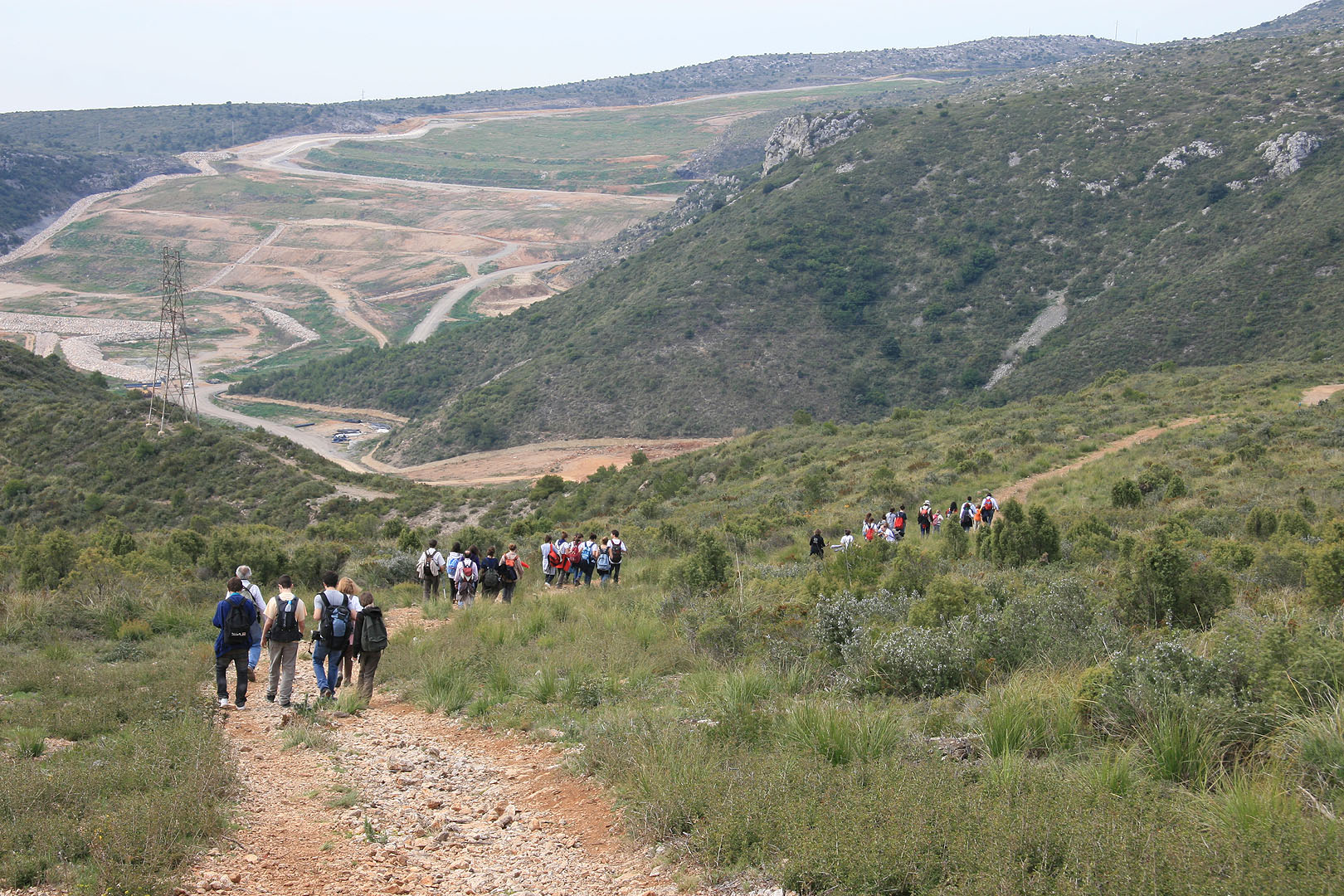 La pista baixava decididament cap a la part alta de l’antic abocador del Garraf. En Isaac ens va fer cinc cèntims de tot lo que representa l’abocador i com se’n aprofita la energia de descomposició dels residus que hi queden.