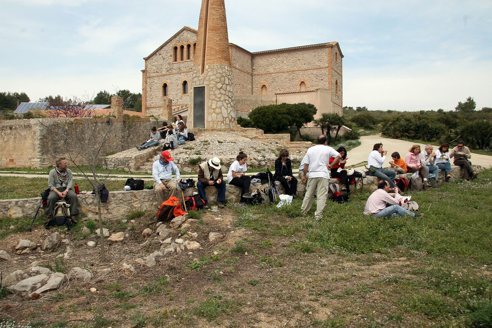 Després de fer uns metres per la carretera asfaltada que va des de Castelldefels al palau de Plana Novella, ens aturem per dinar en l’àrea de informació de La Pleta. Antigues instal·lacions dedicades a la elaboració de vi.