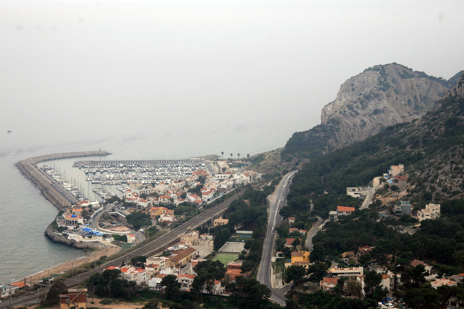 Ja veiem el port del Garraf, i el camí baixa força més ràpidament.