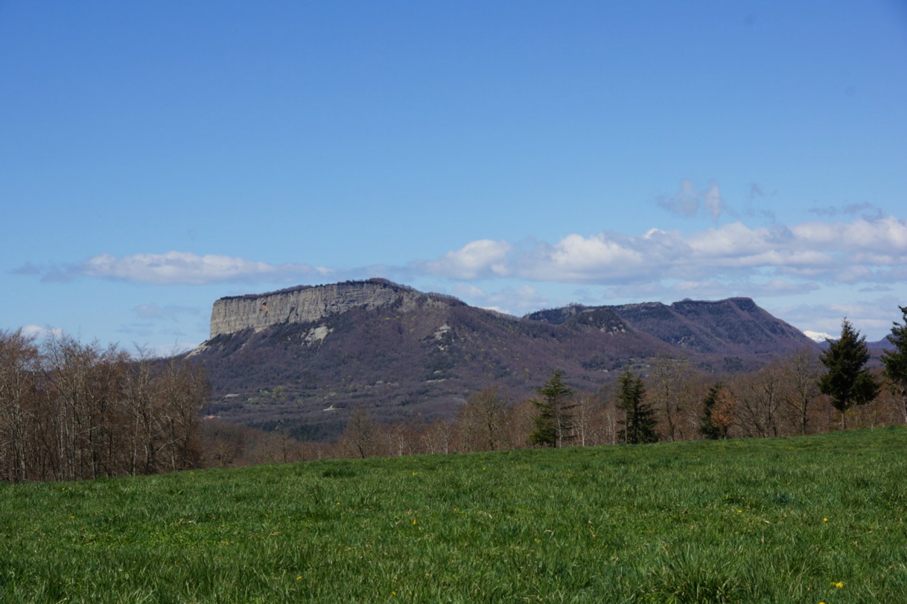 Els Cingles dels Aiats i la muntanya del Santuari de Cabrera (es veu la punta del campanar).
