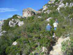 Subiendo a la primitiva ermita de Sant Miquel