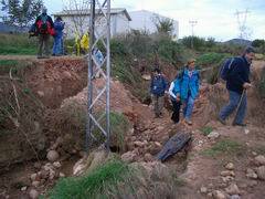 El puente hundido por las lluvias nos obliga a vadear el arroyo
